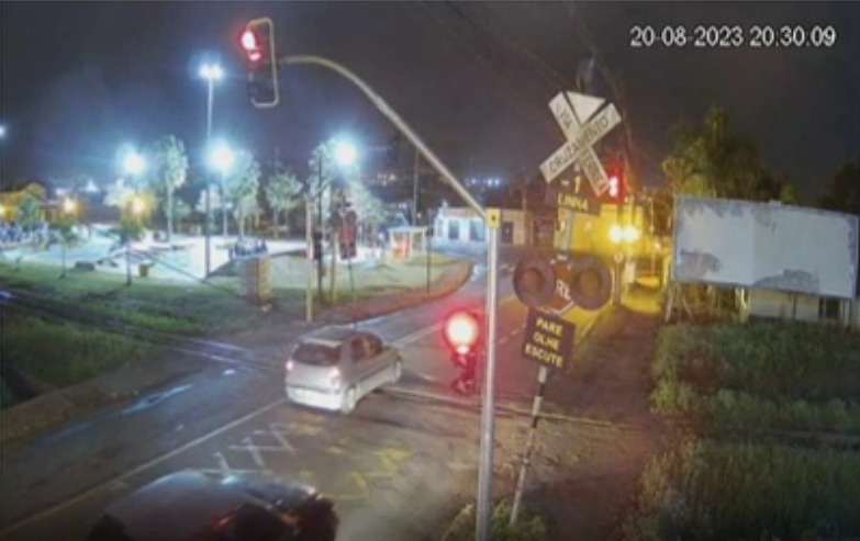 Sinalização reforçada em cruzamentos da linha férrea não impede imprudência e riscos de acidentes